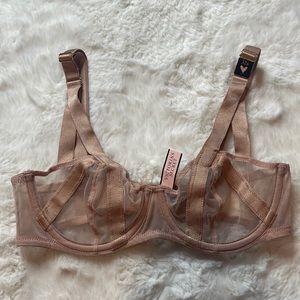 Victoria’s Secret very sexy bra - SIZE: 32B